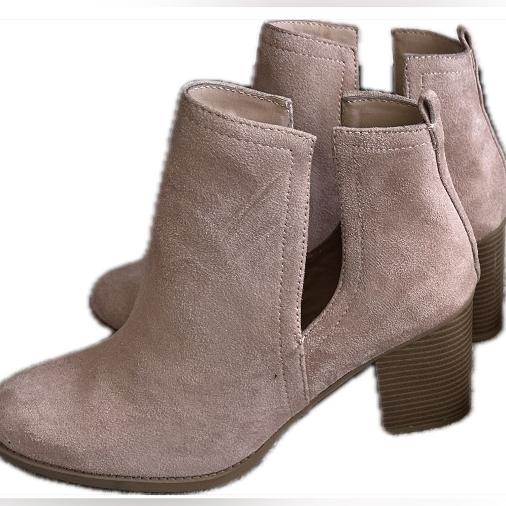 SODA Women’s pink suede booties size 10